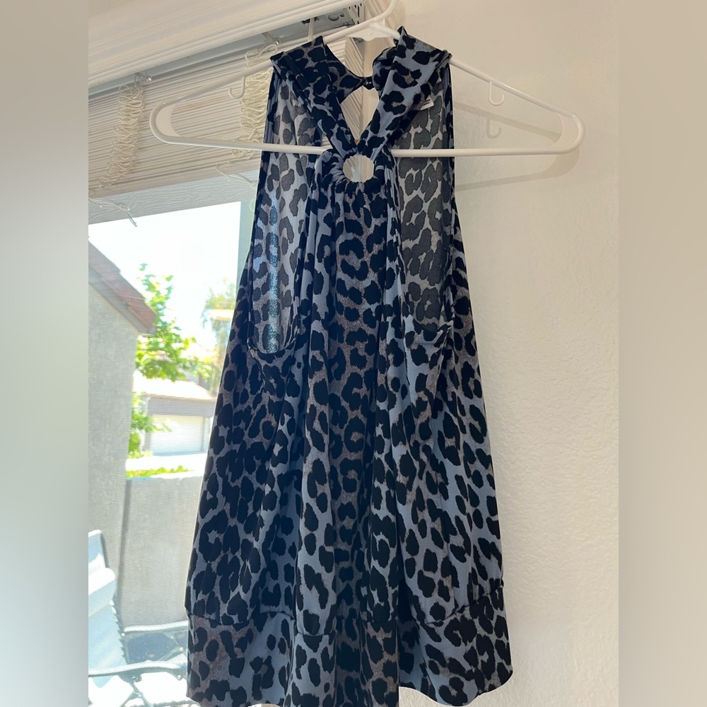 Cute sleeveless top.